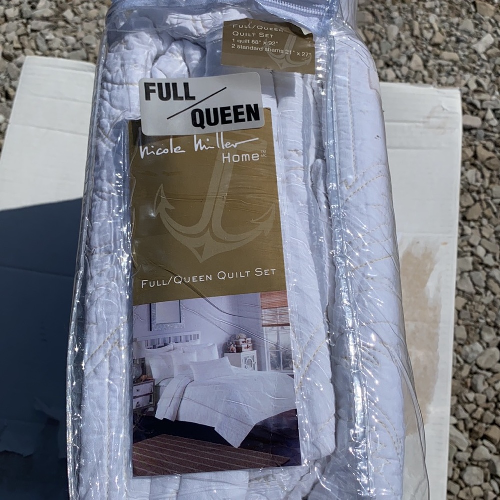 NEW Nicole Miller Full/Queen Bed Quilt & Shams - Picture 3 of 7